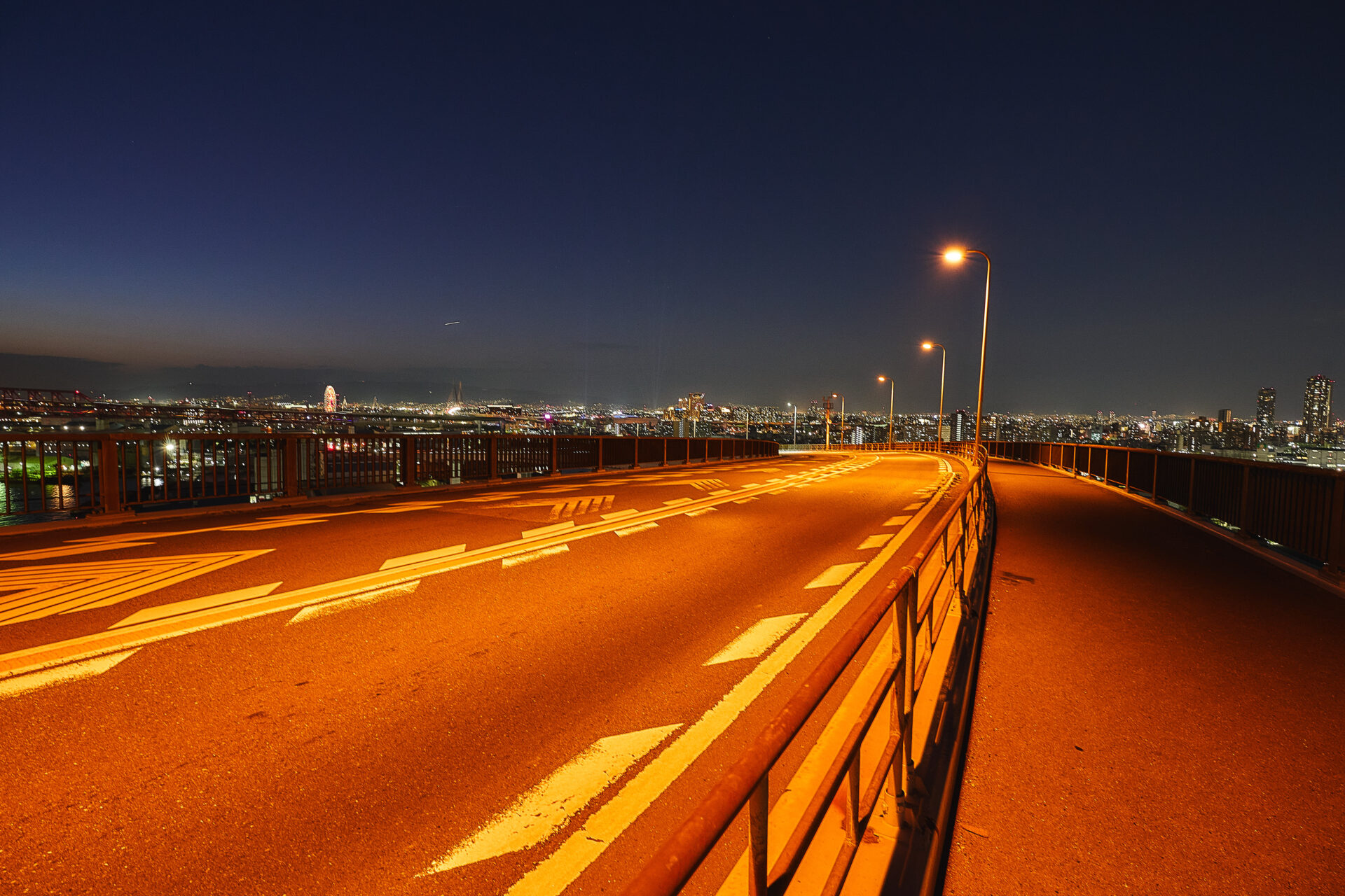 大阪にもある“ベタ踏み坂”「なみはや大橋」でスリルと眺望を満喫eltha エルザ