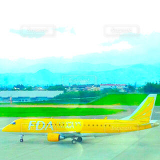 青々とした緑の野原の上に座る黄色い飛行機の写真 – Unsplashの飛行機の無料画像