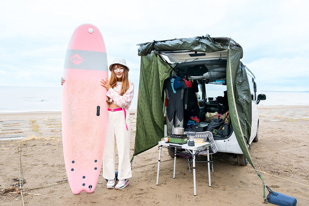サーフブランド「リップカール」と撮影コラボで話題に！ アメリカ西海岸のサーフカルチャーをイメージさせる「7thE-Life!」のハイエース用インテリアパーツとは クラフトプラス