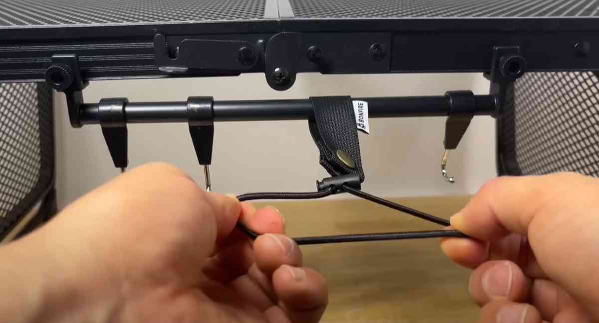 100均のアイテムを組み合わせるだけで、杉の無垢材テーブルができたギズモード・ジャパン