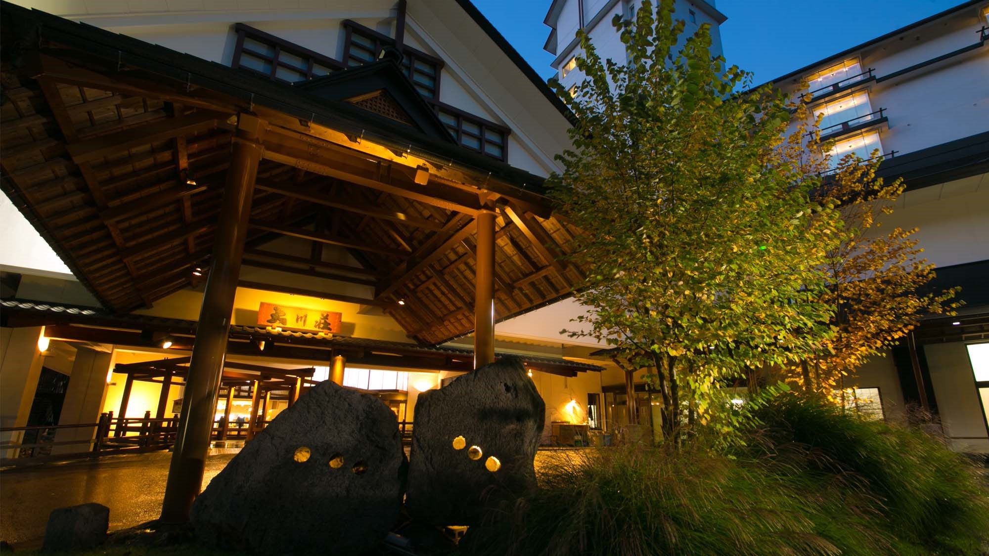 神戸新聞□昼も夜も「鬼滅の刃」の世界に没入 淡路島のニジゲンノモリでコラボ第3弾 全国初の宿泊施設も