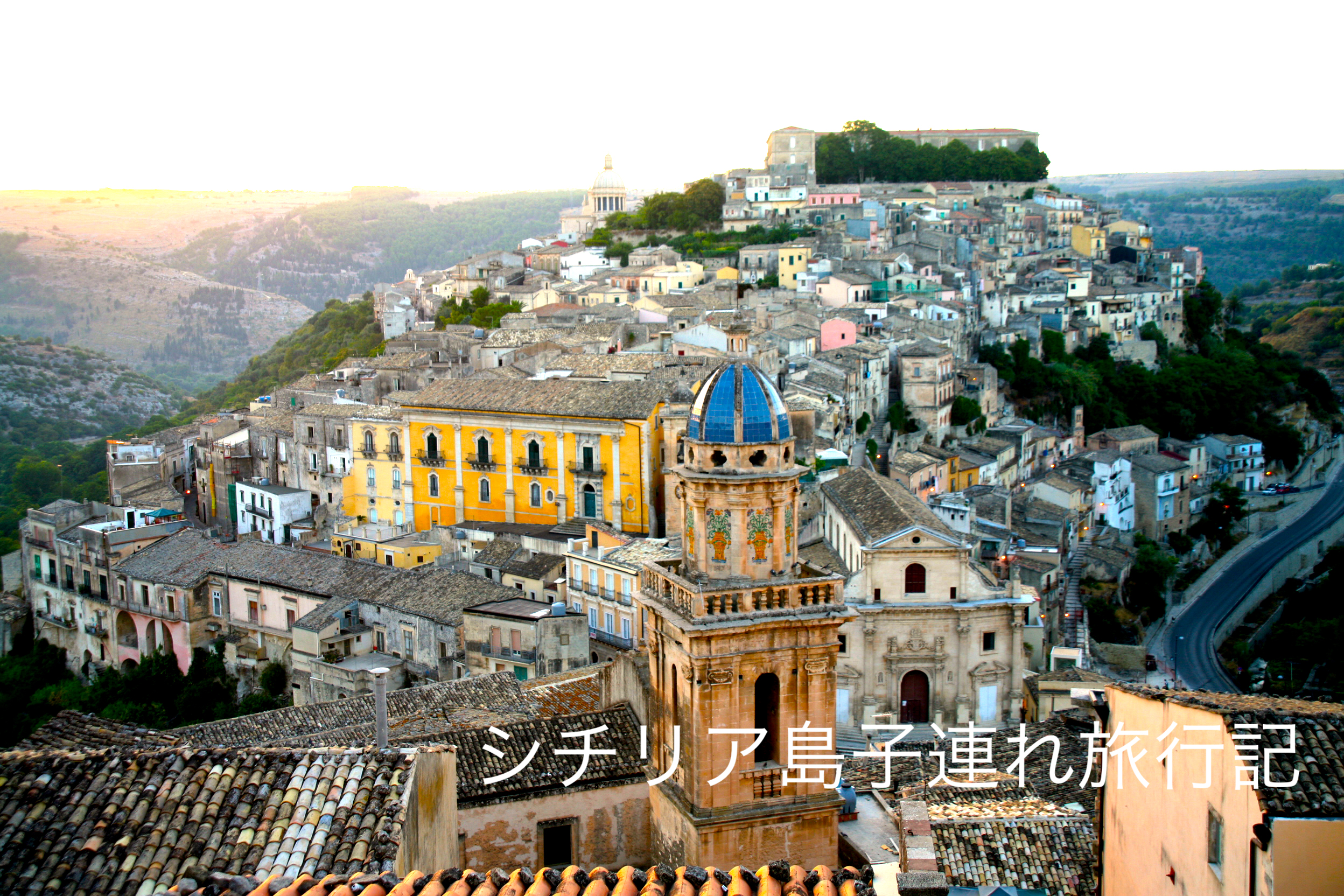 イタリア、シチリア島、ノヴァーラディシシリアのドゥオーモを背景にした絵のように美しい通り。ノヴァーラディシチリアの町の素晴らしい街並み 。山の村ノバラディシシリア、シチリア島、イタリア。の写真素材・画像素材 Image 170726107