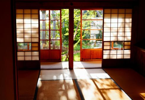 山間の温泉宿 紅葉時期 の無料の写真素材