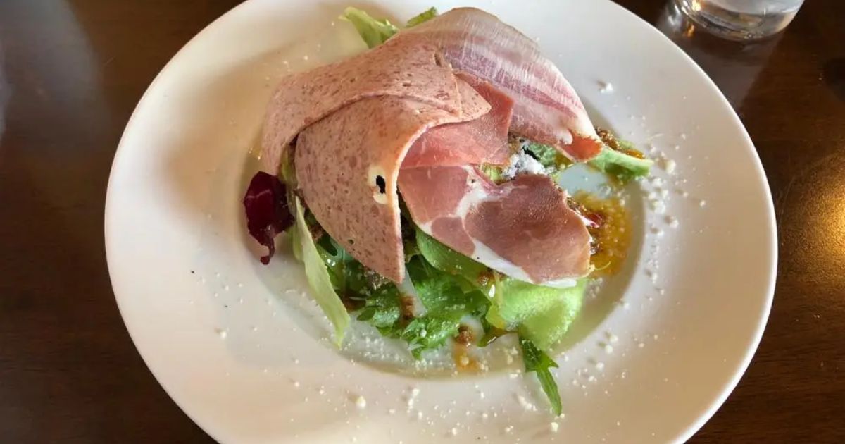 ﾊｲｻｲｺﾝﾆﾁﾊ🌺🌴 1着で決まる、ニットワンピースのご紹介です🙌 ボートネック ニットワンピース全2色¥39,600color:BR:NV ふんわりとした質感で上品な印象に仕上げたニットワンピース👗🩰*°ストレッチ性に優れ軽くて柔らかい着心地で、身体のラインを拾わないゆとりの