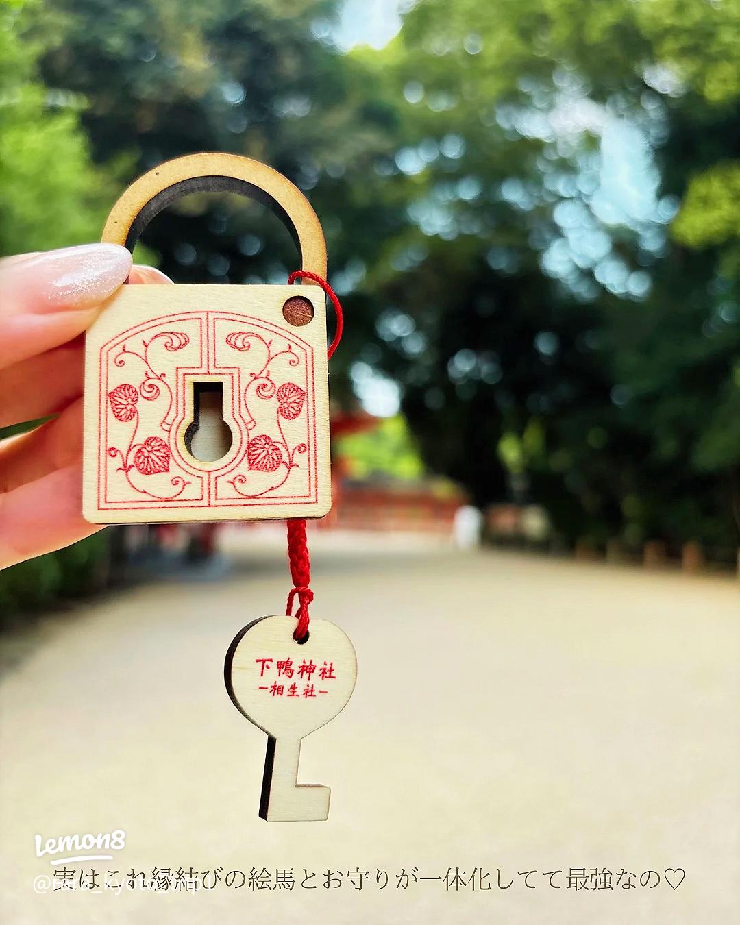 縁結び絵馬＞ 境内 楼門近くにある「相生社