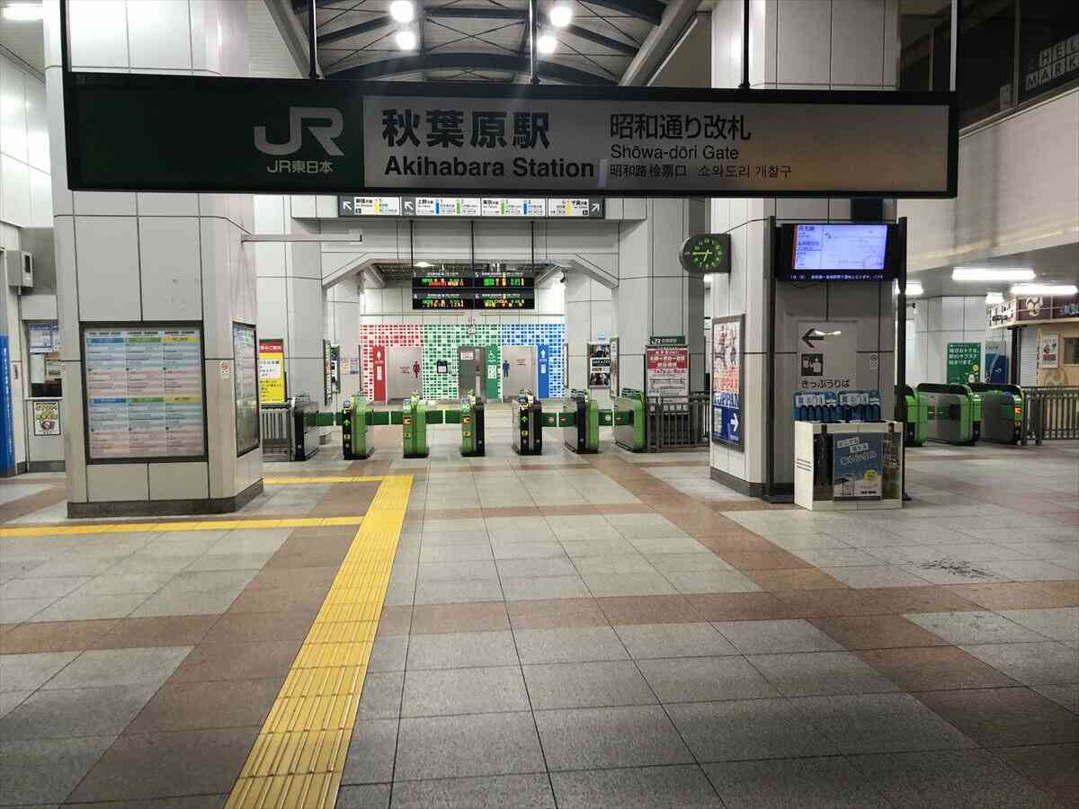 秋葉原駅中央改札の近くに巨大サイネージを備えた「Yostar OFFICIAL SHOP