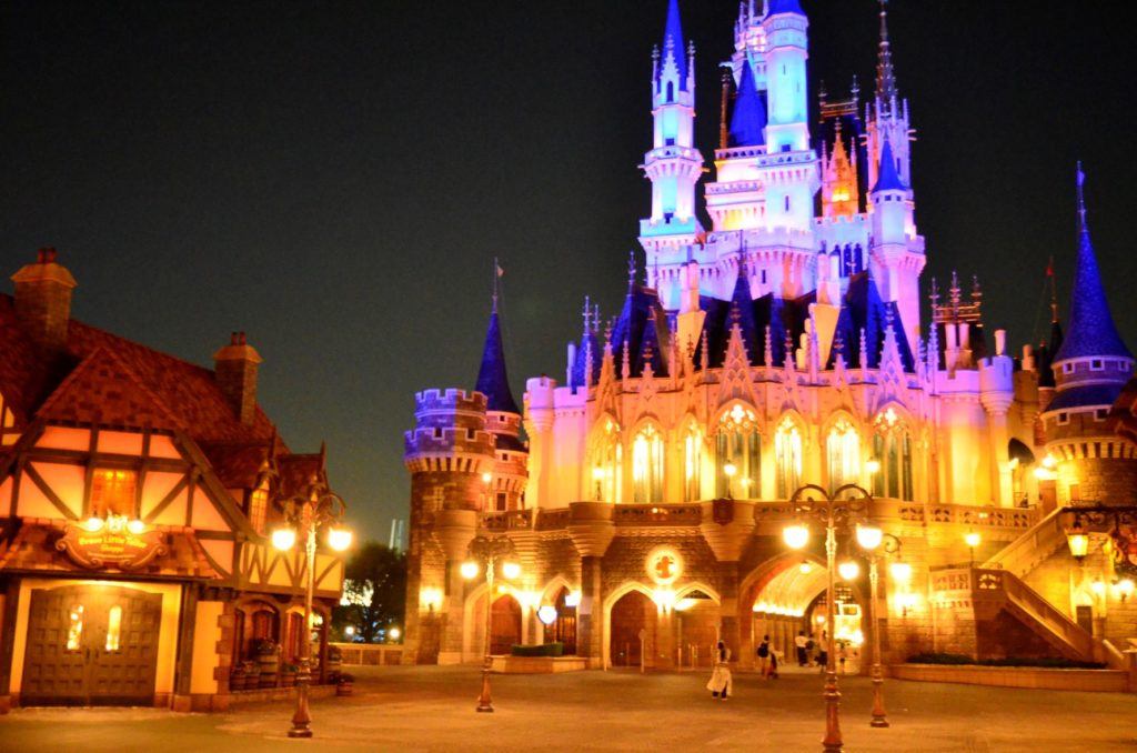 奇跡の1枚 実写かCGか 雨上がりのシンデレラ城が水面に完全コピー 完璧すぎる一枚が幻想的すぎるとSNS騒然Glam グラム