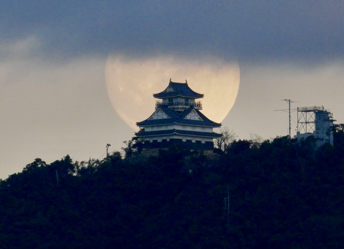 岐阜城の美しい月と撮影ポイント📸とiPhoneチャレンジ