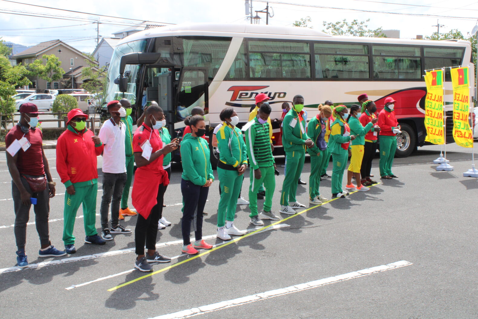 大分県中津江村に「遅刻」したカメルーン代表が２０１４年大会では仲間割れ Ｗ杯狂騒曲 : 読売新聞