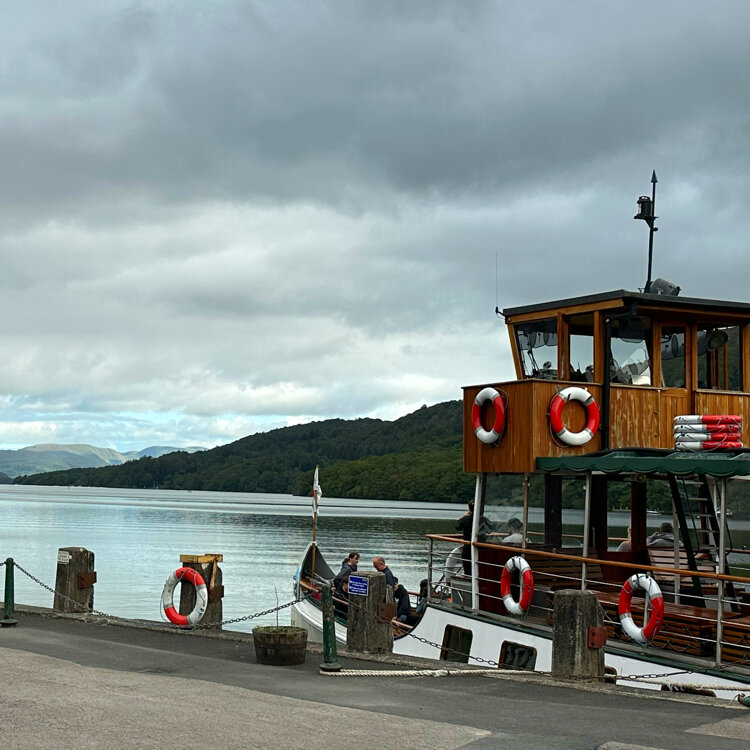 湖水地方 ウィンダミア湖 早朝散歩と小型ボート遊覧』湖水地方