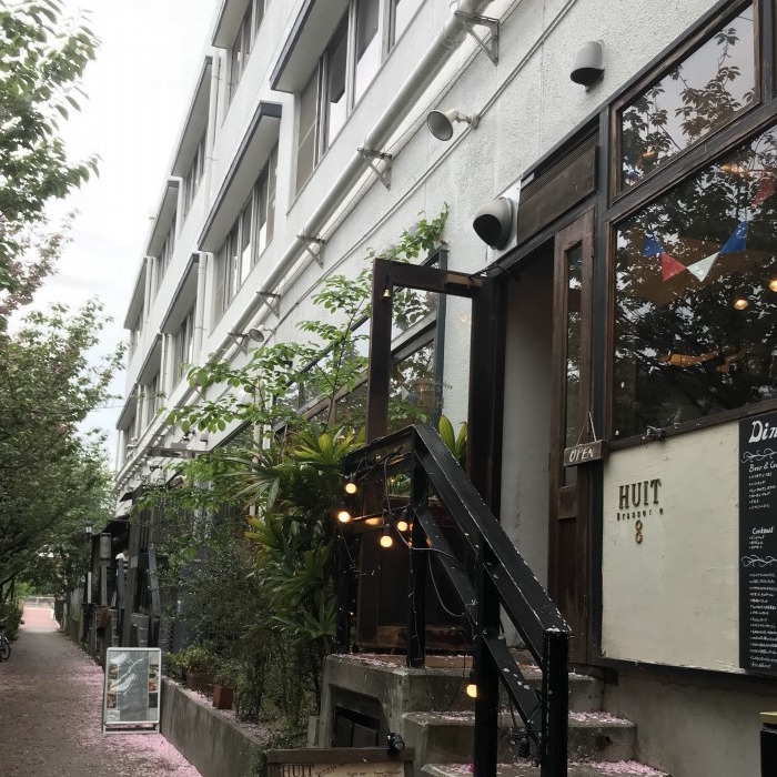 HUIT 中目黒昔からこの街で一番好きな、目黒川沿いのブラッスリーカフェ。夕暮れに訪れ軽く食事のつもりが、ここに来たらやはりケーキは外せず、ダークチェリーのタルトとよく冷えたシャルドネを。白ワインで乾杯なんて、少し涼しくなってきたこの時期ならではかも