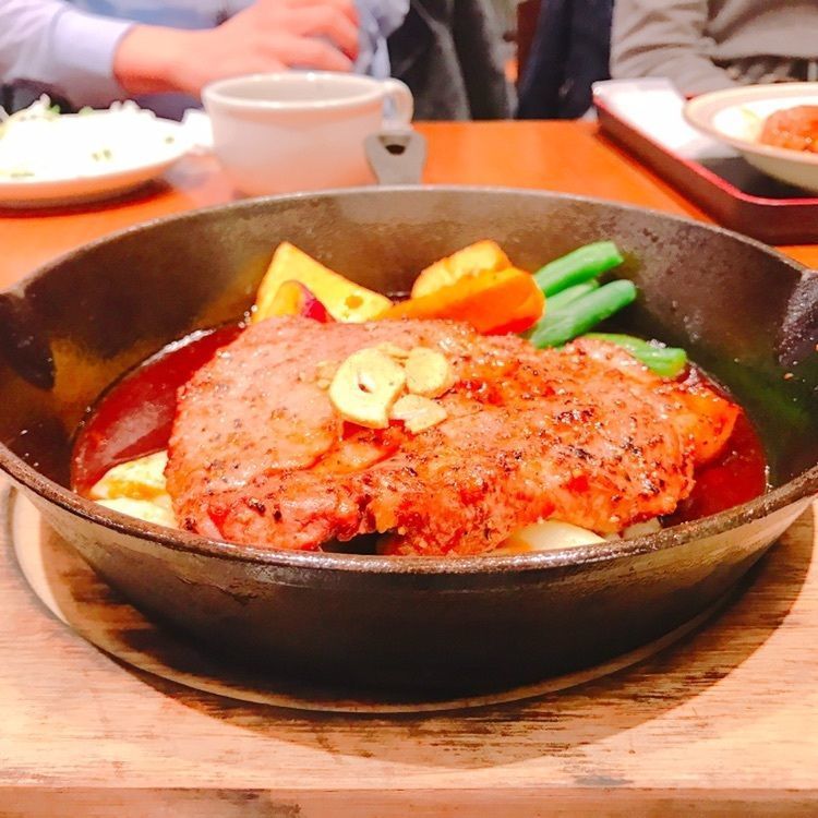 外苑前のイチョウ並木に面するおしゃれカフェレストラン