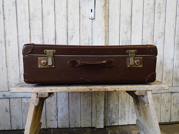 アンティークの開いたスーツケース — ストック写真 ©