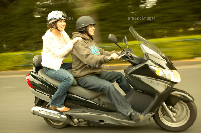 朝の海のビーチでバイクに乗るカップルの写真素材・画像素材 Image 105907599