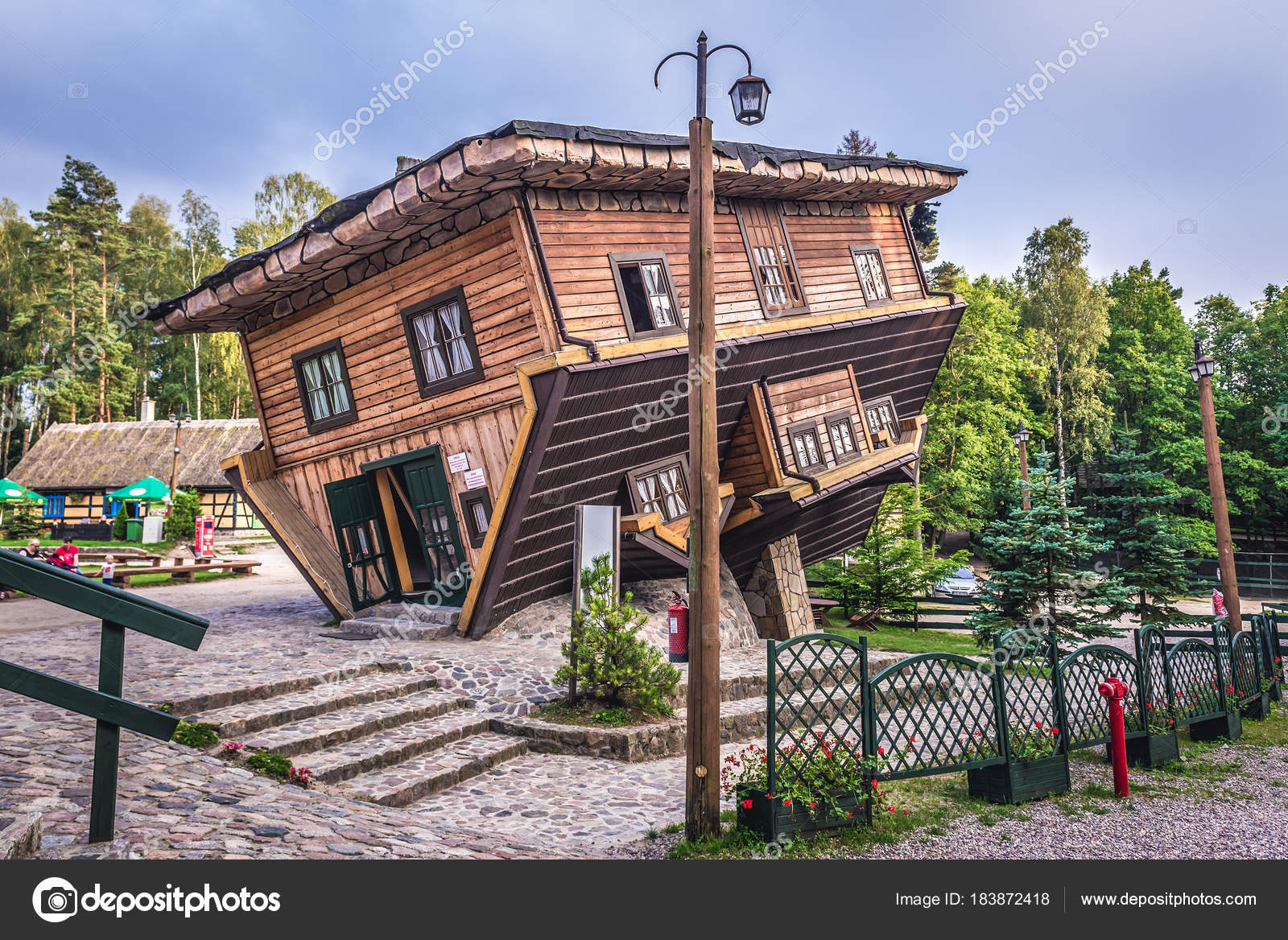 華山1914文創園区に「逆さまの家」が出現！台北ナビ