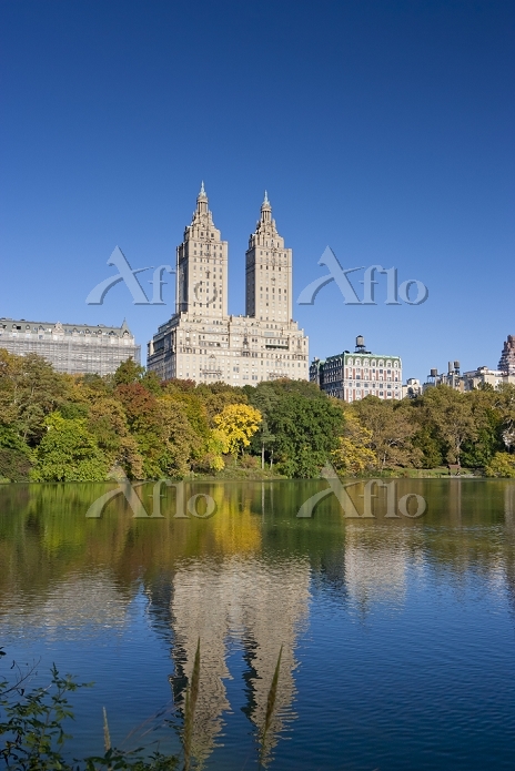 壁紙 セントラルパーク、ニューヨーク、アメリカ、樹木、高層ビル、湖、水の反射、秋 1920x1440