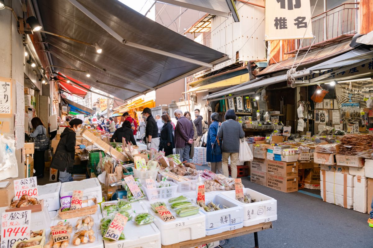 築地場外市場の街並みの写真素材FYI01365776ストックフォトの Qlean Market キュリンマーケット