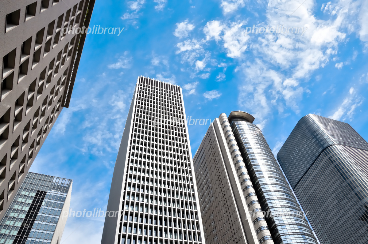 空と都会のビル群の景色 10387002025 の写真・イラスト素材アマナイメージズ