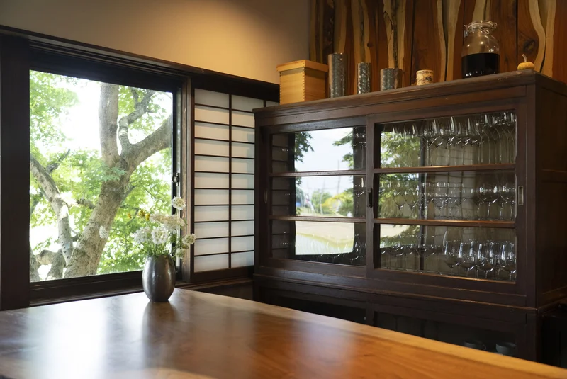 田んぼの真ん中、わざわざ訪れたいUOZEN 魚善 Comme d'habitude