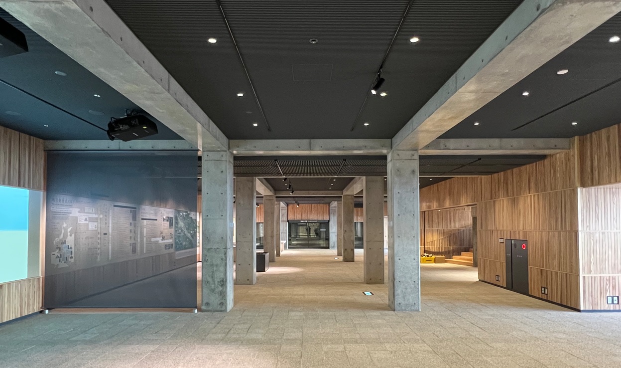 一乗谷の鯉 一乗谷朝倉氏遺跡にある朝倉館跡の濠には鯉が泳いでいます。 唐門のすぐ脇にはエサが売っていますので、エサやりをなさる方もいます。朝夕は元気によってきてくれますし、カメなどもよってきます。