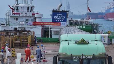 速報！港でコンテナ船が転覆！大量のコンテナが水中に落下！ - シーウェイ - ニュース