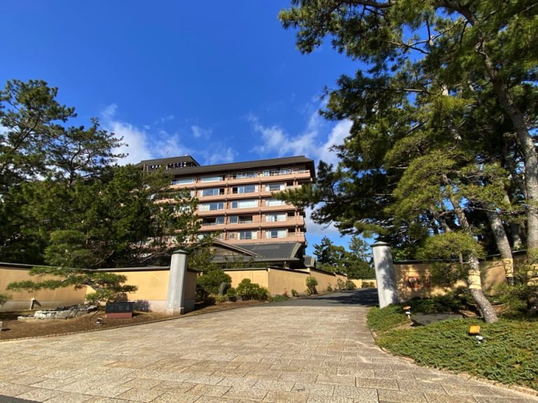 南房総鴨川温泉「鴨川館」と「別邸ラ・松蘆 しょうろ 」。鴨川シーワールドの目の前。鴨川館屋上インフィニティ温水プールが素敵。ラ・松蘆は専用温水プールとジャグジーと温泉露天風呂があるプライベートヴィラ