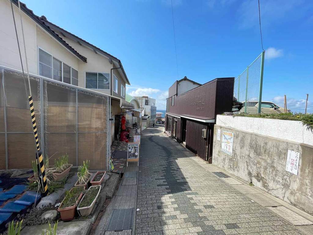 東尋坊 商店街散策で名物を食べ歩き。遊覧船から絶景を望む - びゅうたび