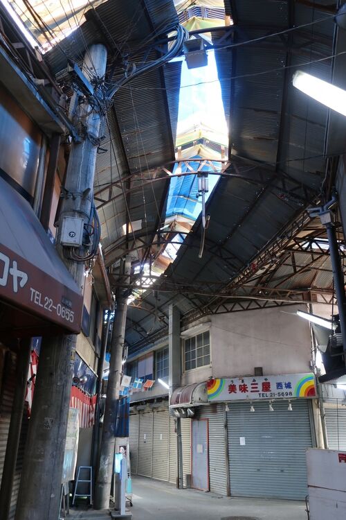 鶴橋到着😍 ホームから見えるバラック屋根やニンニク臭最高🤣パワーみなぎる鶴橋商店街で🍻したいんですが、まずは行った事のない大阪コリアンタウンへ。屋外なので爽やか笑笑 ウォーキングを楽しみいざ鶴橋商店街へ。この何時かわからない薄暗らさ最高⁉️パワーみなぎる