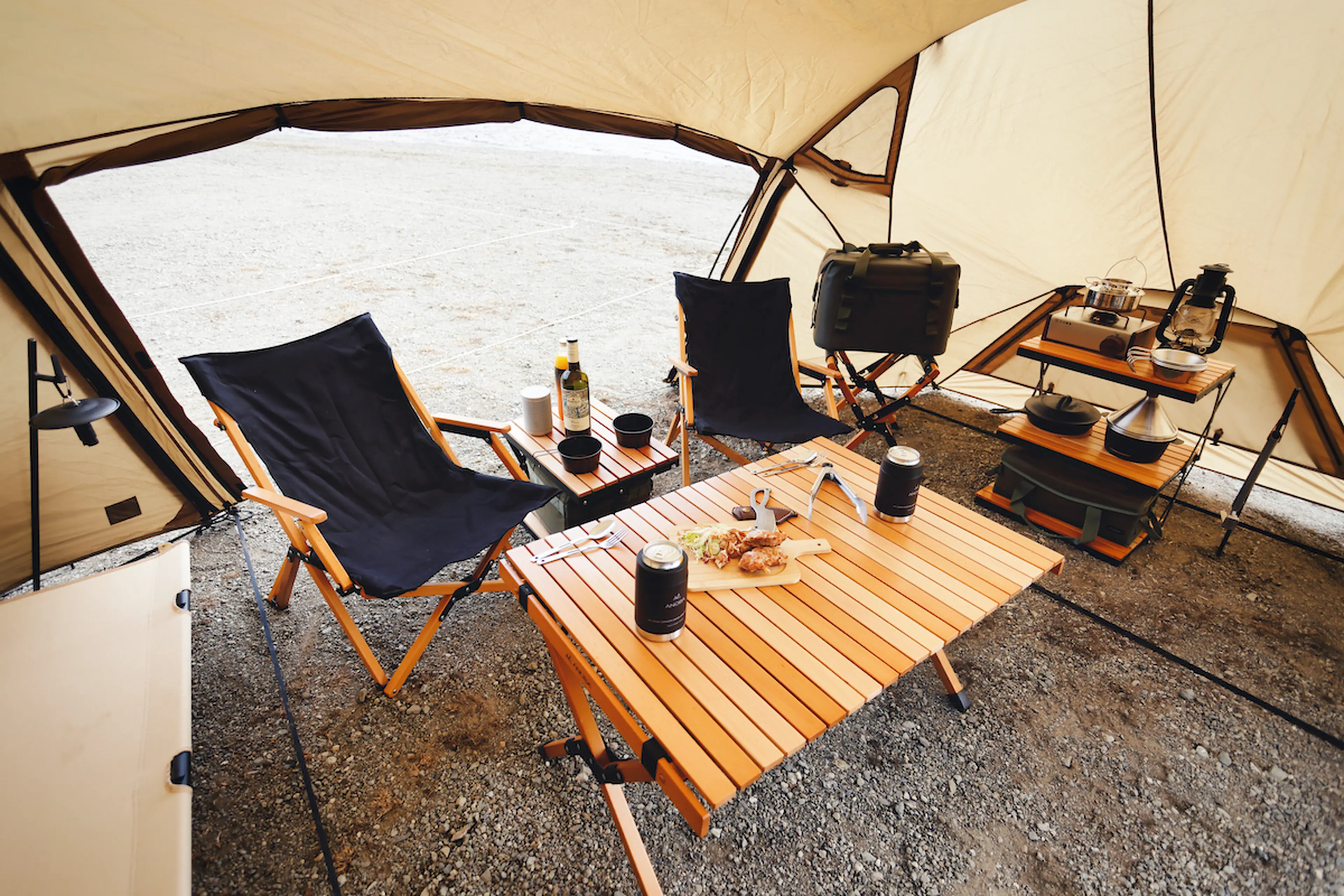 ベージュキャンプ🤎🤍 カフェや雑貨屋さんのような優しい雰囲気に。 テントサイトが統一感があり、とても素敵なレイアウト。 phot