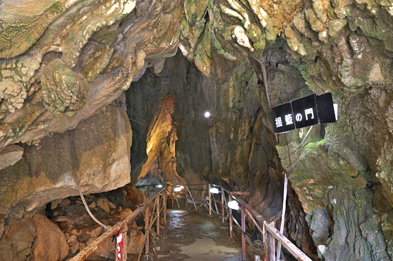 乳岩峡の鍾乳洞 愛知県 新城市 10769020593 の写真・イラスト素材アマナイメージズ