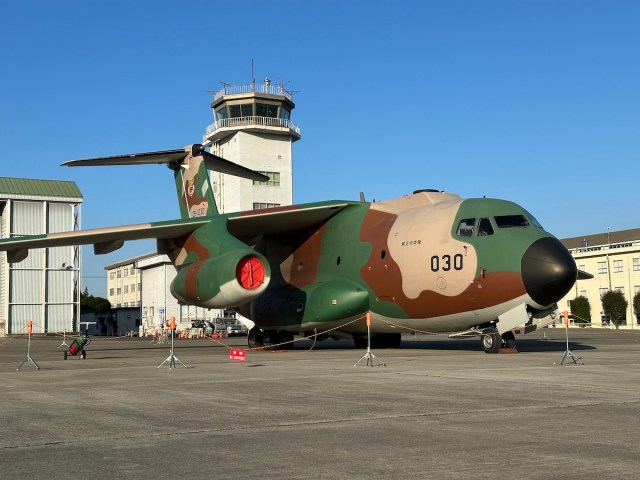 青空に舞うブルーインパルス 背面飛行や垂直上昇、急旋回などの曲技披露し歓声 空自・入間基地で航空祭5年ぶりの一般公開に25万人埼玉新聞埼玉の最新ニュース・スポーツ・地域の話題
