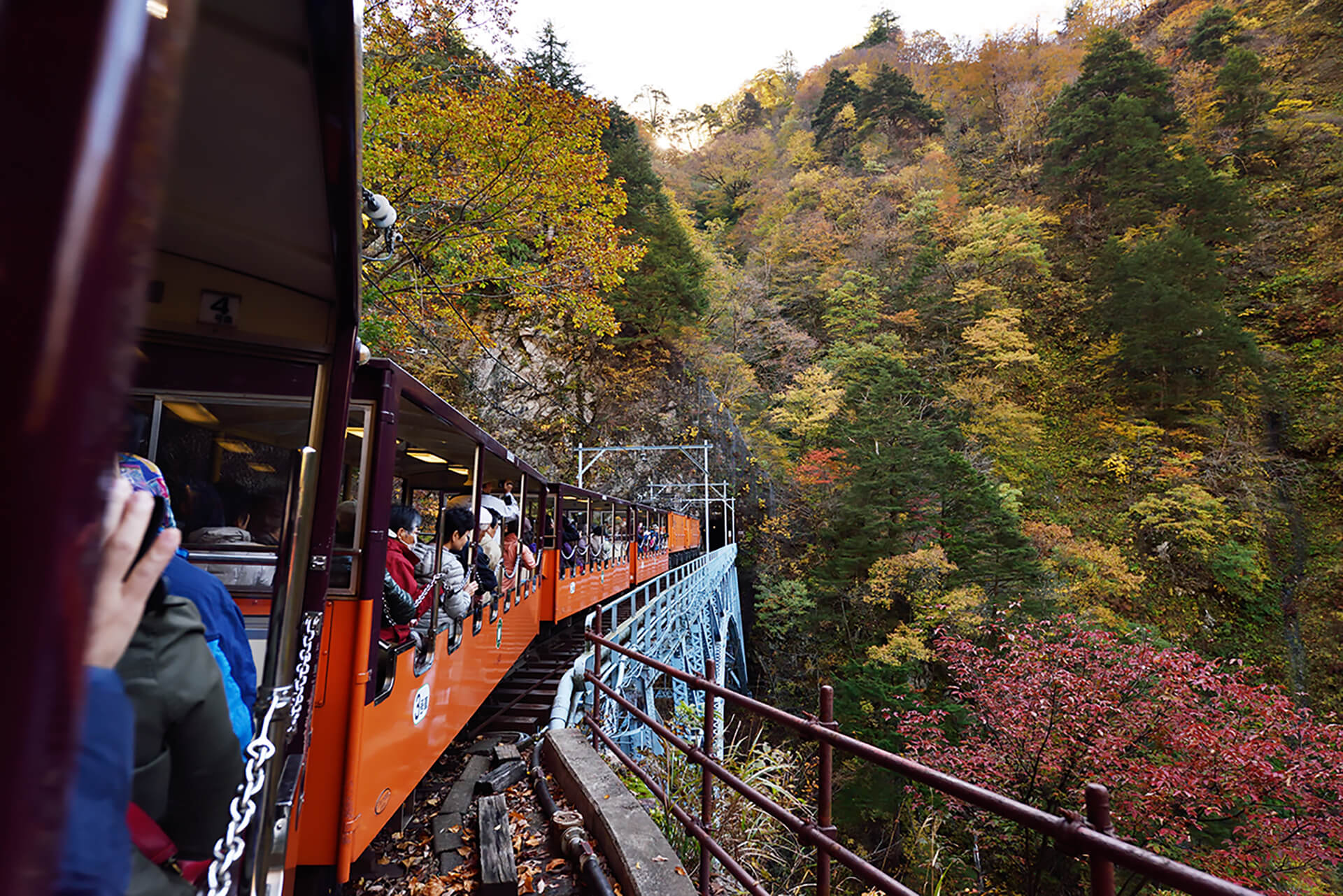 紅葉最盛時の黒部渓谷トロッコ列車』宇奈月・黒部峡谷 富山県 の旅行記・ブログ by