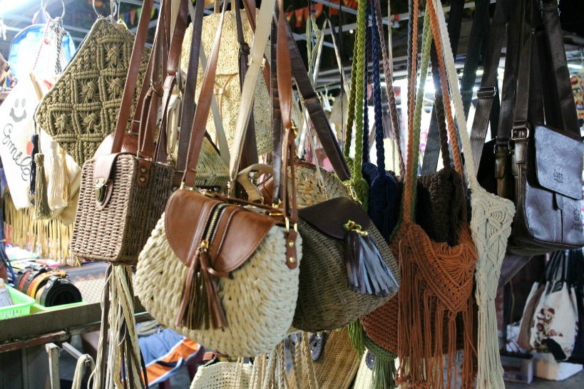 ホイアン・ナイトマーケット：カラフルなショッピングストリート - Vietnamdrive