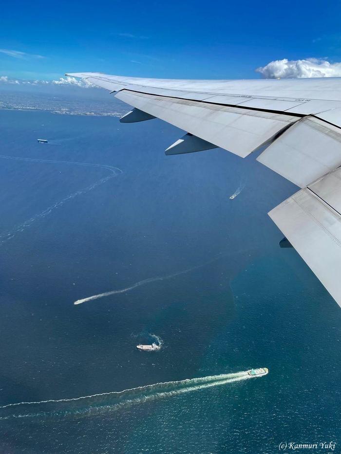 飛行機の窓が傷だらけになる理由と、それでも写真をクリアに撮影するコツRBNTO