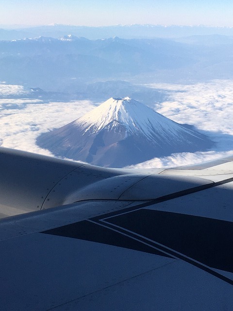 飛行機の窓から見える富士山の写真・画像素材-Snapmart スナップマート