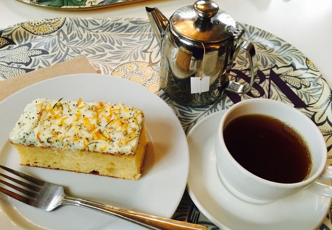 紅茶とスコーン @ V&A カフェ、ビクトリア