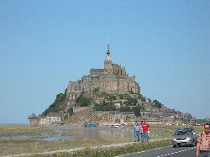 やましゅーラプンツェルのお城のモデルにもなったモンサンミッシェル 天気はあんまり良くなかったけど凄く綺麗だのところでした .フランスモンサンミッシェルディズニーラプンツェルfrancemontsaintmicheldisneytangledInstagram