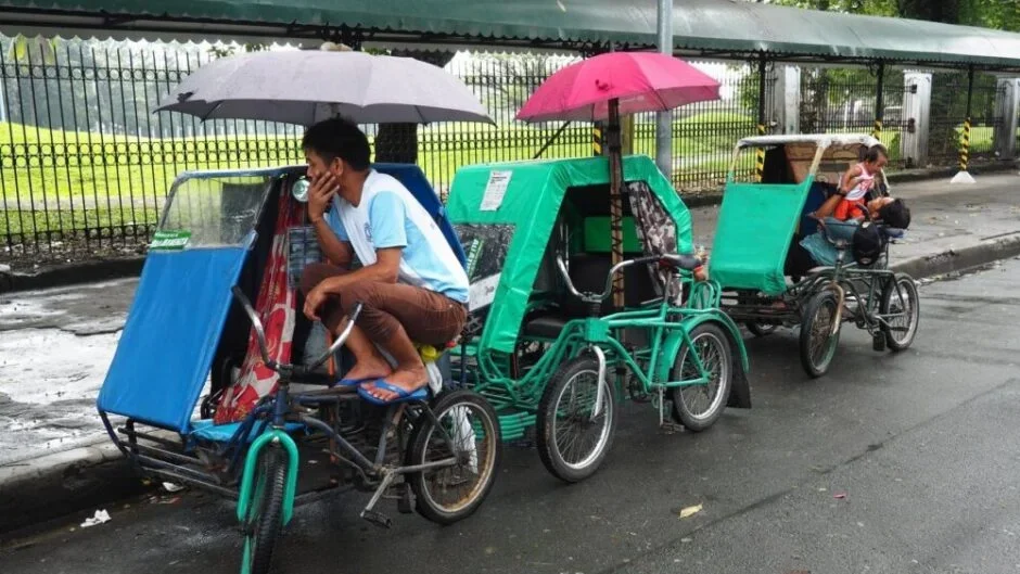 イロイロ市、フィリピン-2013年5月30日：フィリピンの路上で三輪車の自転車タクシーに乗るの写真素材・画像素材 Image 102603660