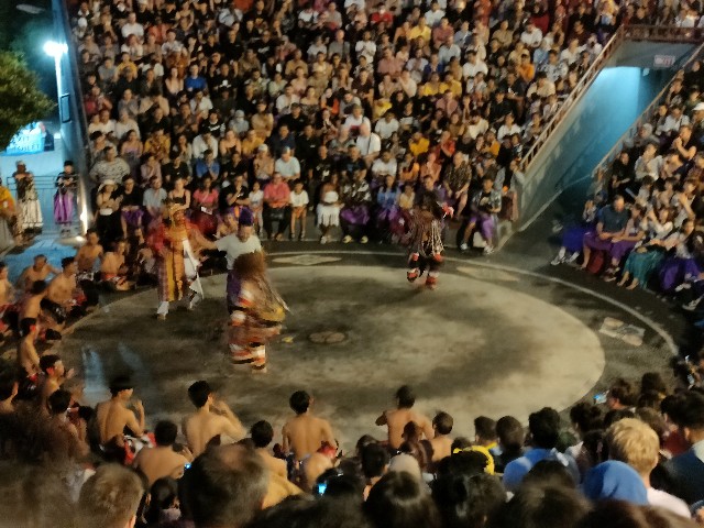 バリ島旅行記⑤ ウルワツ寺院で夕日をバックにケチャックダンス鑑賞 - KM
