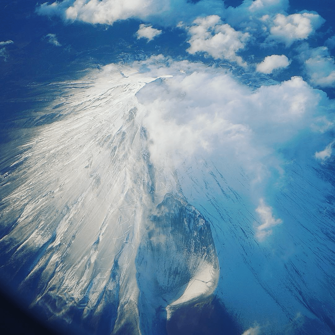 夏の日の出に飛行機が雲の上を飛んでいます 旅客機のある風景 美しい雲