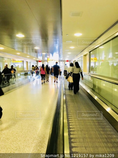 エスカレーターと歩く人 11011012307 の写真・イラスト素材アマナイメージズ