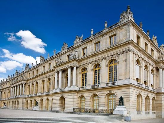 ヴェルサイユ宮殿のツアー 庭園または噴水ショー付きパリ Booking.com