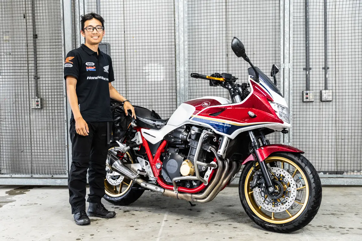 フリー写真オートバイで海岸をデートするカップルパブリックドメインQ：著作権フリー画像素材集