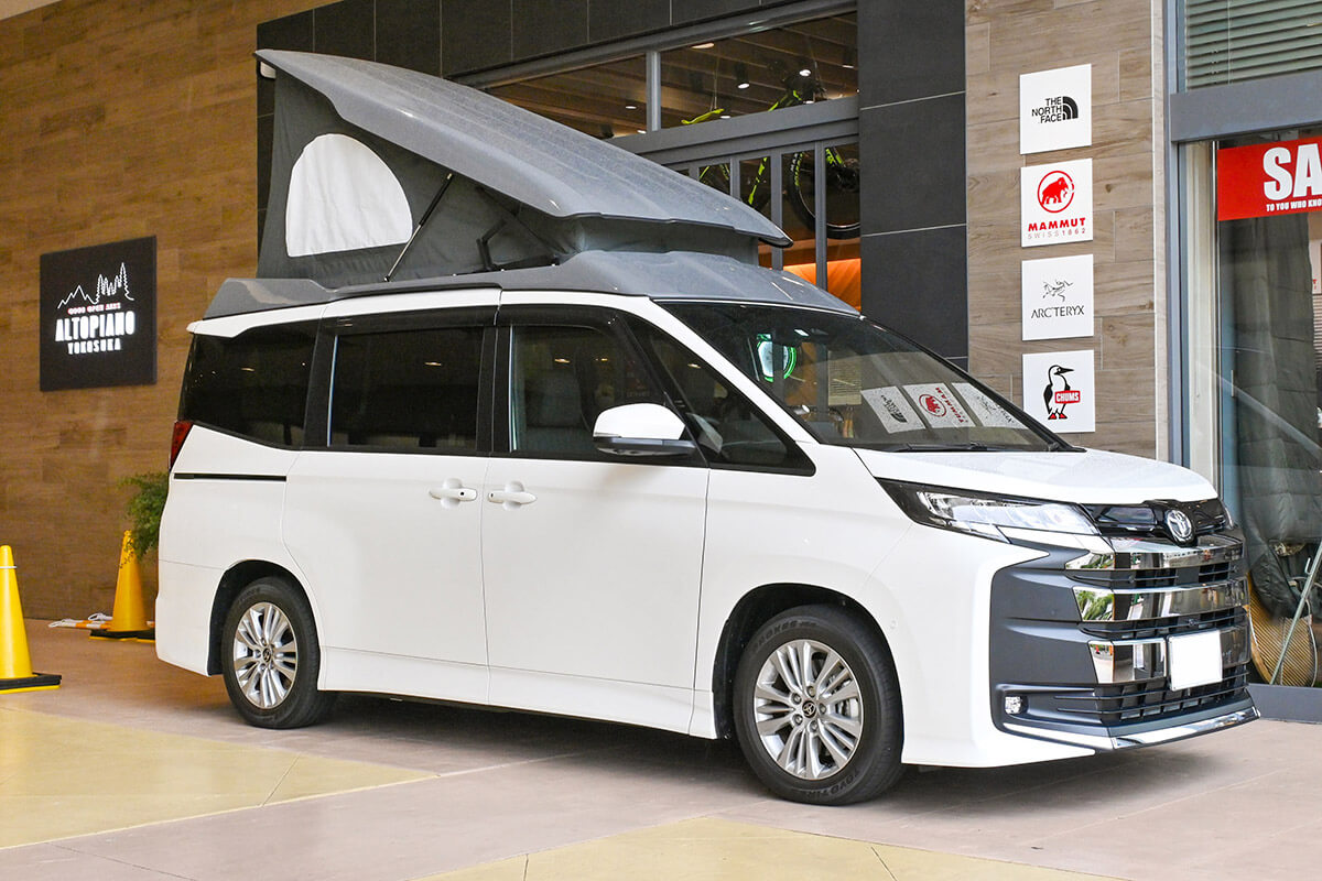 トヨタ ノアをキャンピングカーに。 壁面にフリップダウンテーブルを装備。NOAHvoxyノアでバンライフNOAHでバンライフMAXXFANレジェトレックスバンコンバンライフキャンパーバンライフvanlifevantourrenogywebastoベバストキャンピングカー