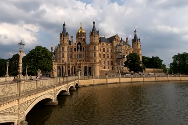 アメリカでEVスクールバスが登場！レトロながらエミッションフリーのバスが通学の足として普及する!?KURU KURA くるくら