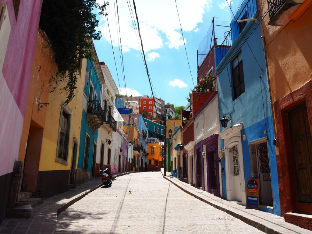 メキシコのカラフルすぎるスラム街、パチューカのパルミタス地区をめぐる旅