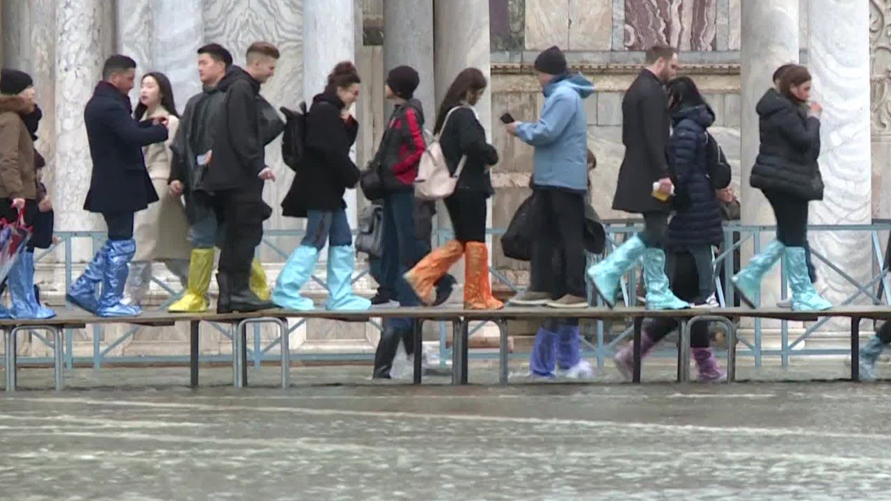 ヴェネツィアのサンマルコ広場の満潮時に水没したバーの椅子とテーブルの写真素材・画像素材 Image 141100755