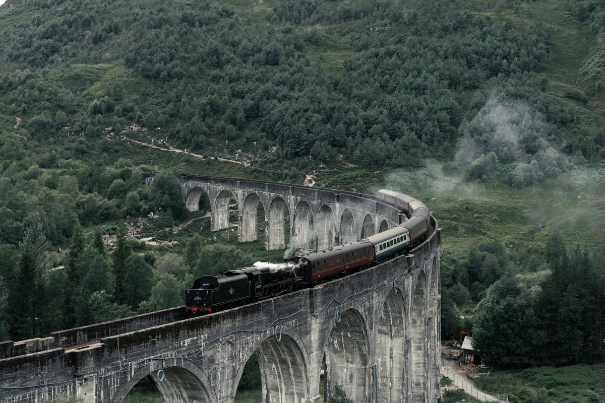 2024年6月20日、英国のグレンフィナン島。グレンフィナン高架橋 ハリー・ポッター映画のホグワーツ・エクスプレスで有名 の下からの眺め。ロク・シエルとヤコバイトのモニュメントを見下ろす曲線21アーチのスパン写真素材2521544713Shutterstock