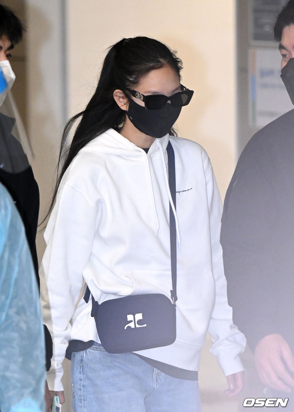 BLACKPINK ジェニーのエアポートスタイル。こなれ感あふれる空港ファッションを一気見！Vogue Japan