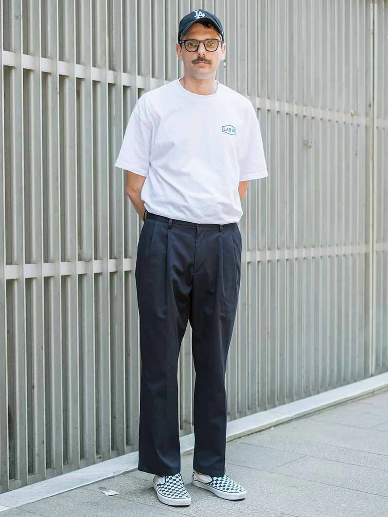 メンズ王道の白Tシャツ コーデのコツを海外の着道楽から盗む！最新のストリートスナップを公開メンズファッションメディア OTOKOMAE男前研究所